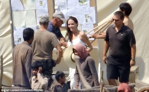 Angelina Jolie gay xo xac tren phim truong o Campuchia-Hinh-9